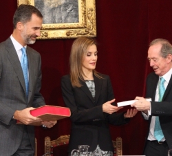 Sus Majestades los Reyes reciben de manos del director de la RAE, la edición facsimilar del Diccionario de Autoridades y del Catálogo de la Exposición